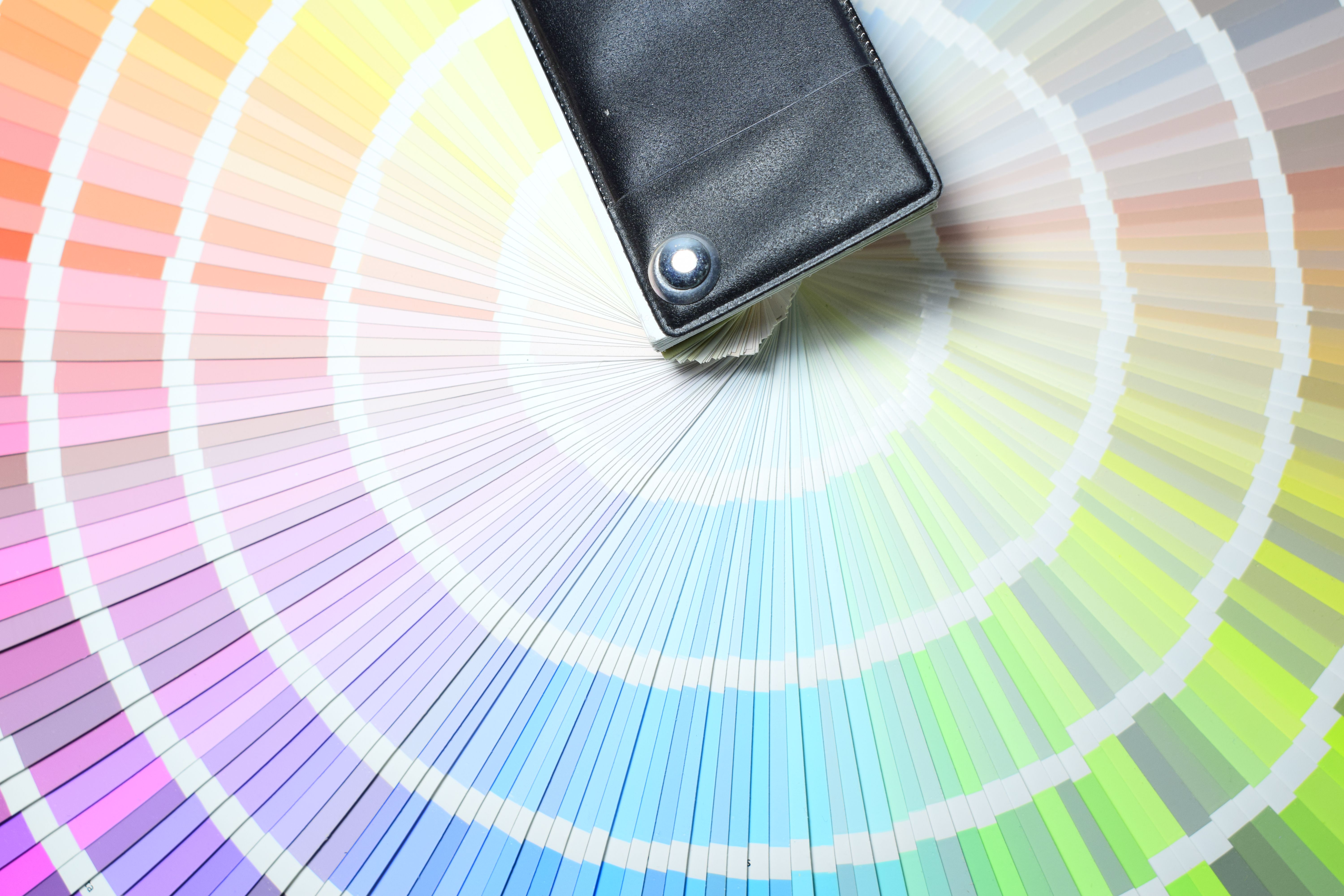 Abanicos de colores y paletas de pintura